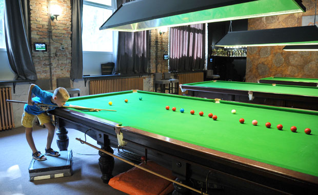 МАЛИ МАЈСТОР СНУКЕРА: Тадија са хоклице разбија све противнике